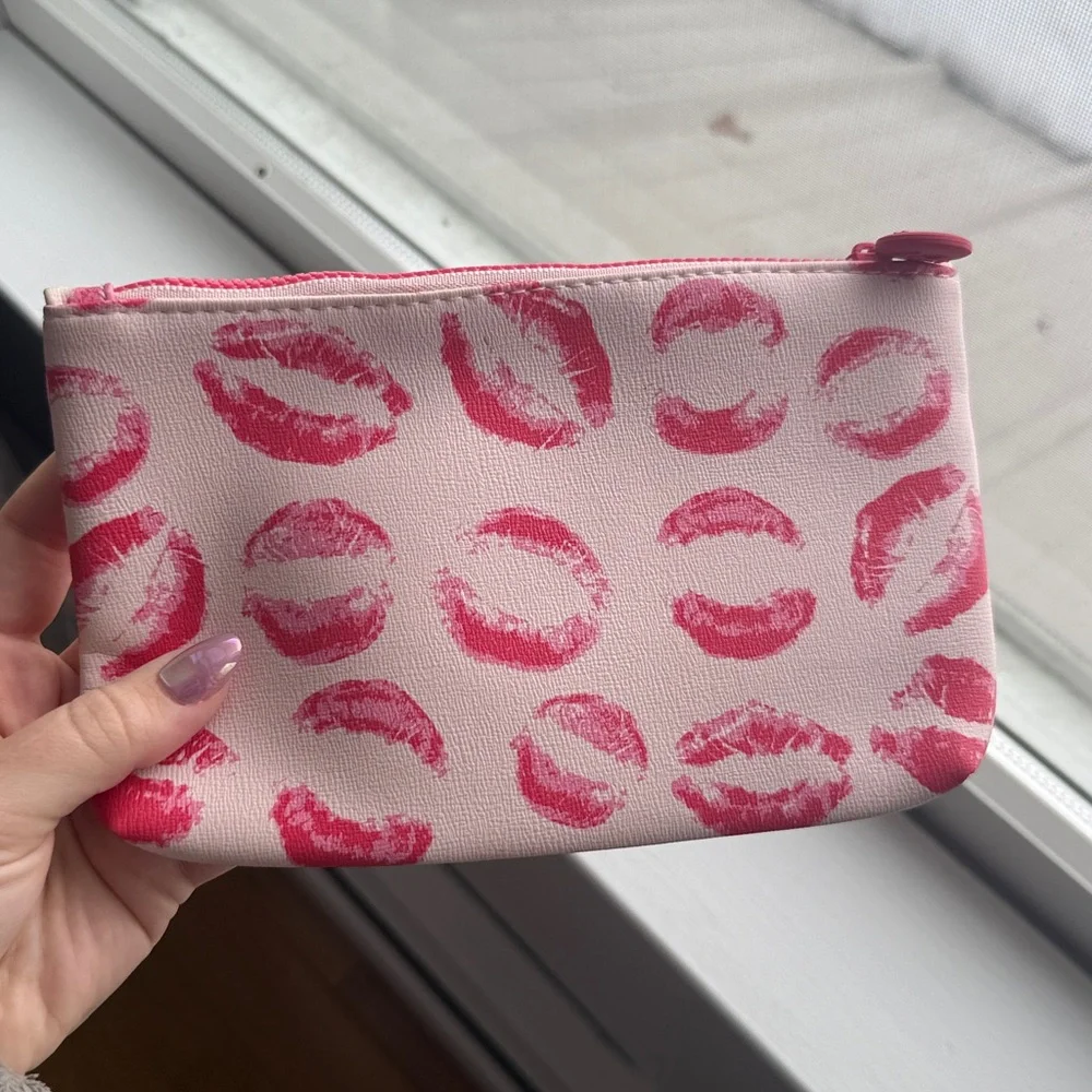 Ipsy kiss lips bag 💋